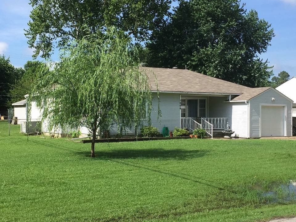 2nd image of 1006 SE 10th St
