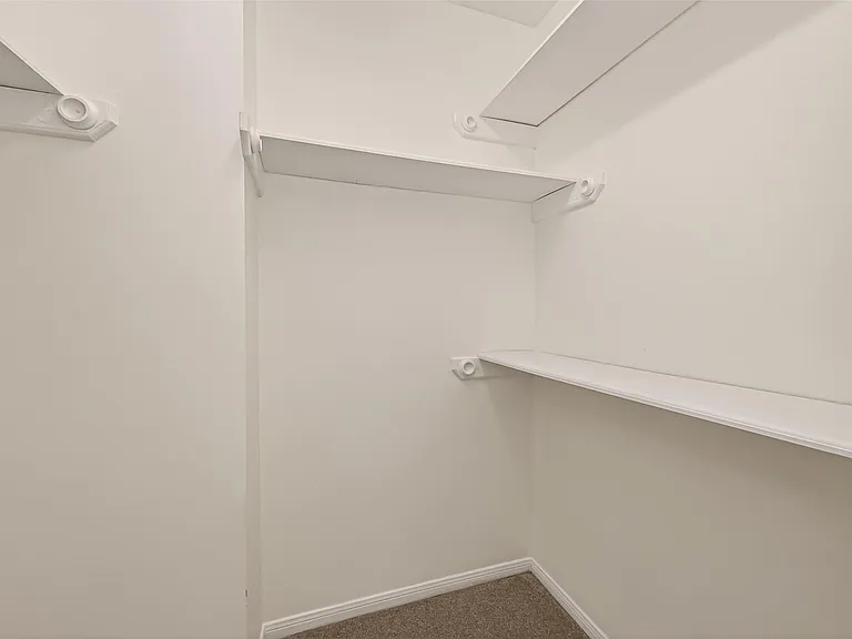 2431 Parkwood Ln — Photo 14