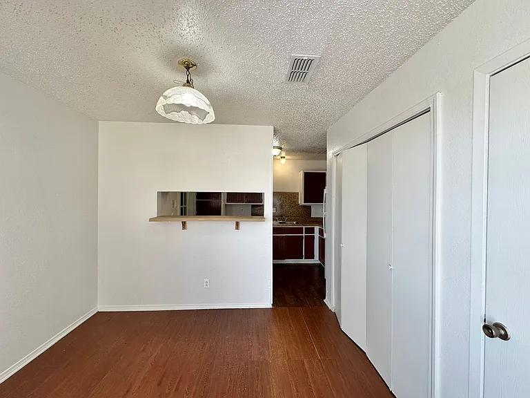 2105 Creekwood Dr — Photo 8