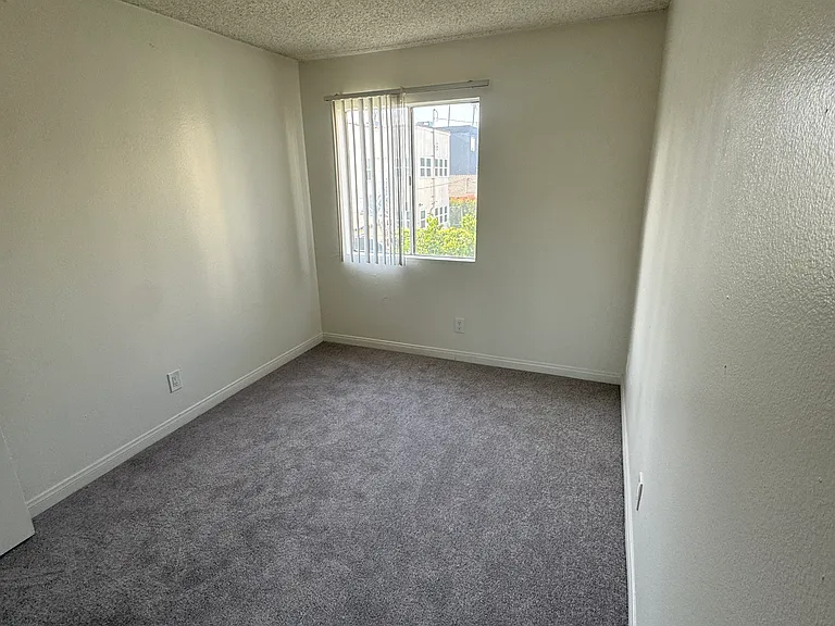 1247 N June St — Photo 26