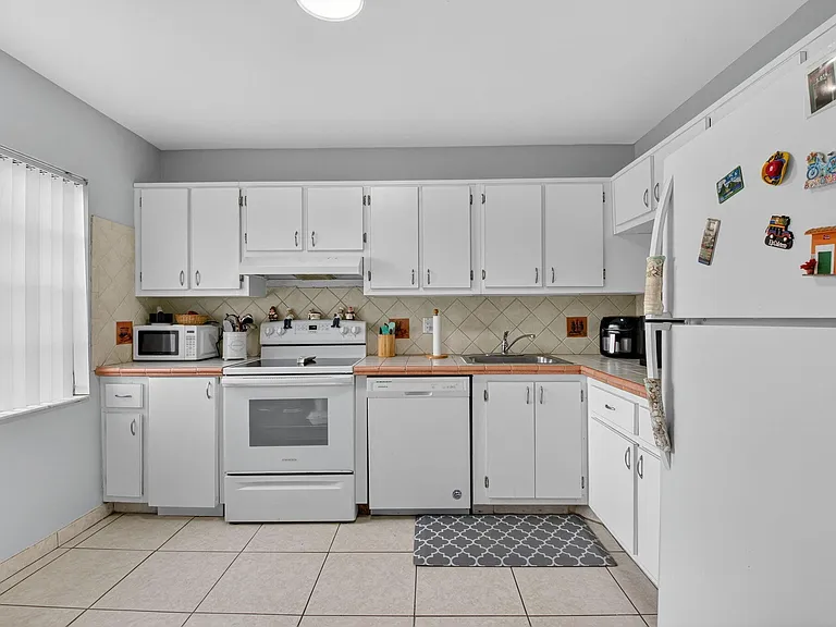 21214 Lago Cir #8F — Photo 7