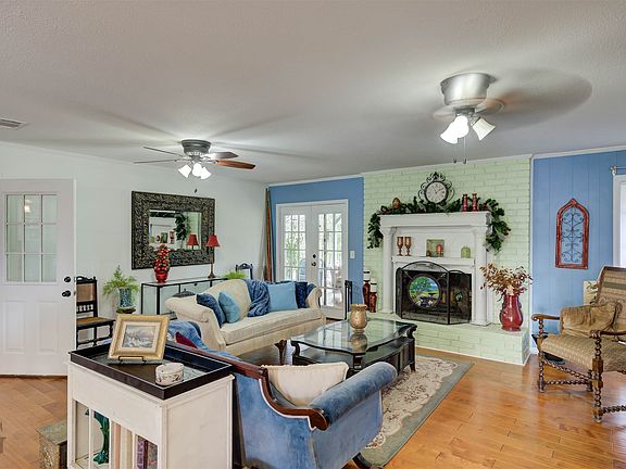 4th image of 306 S Tanglewood Dr