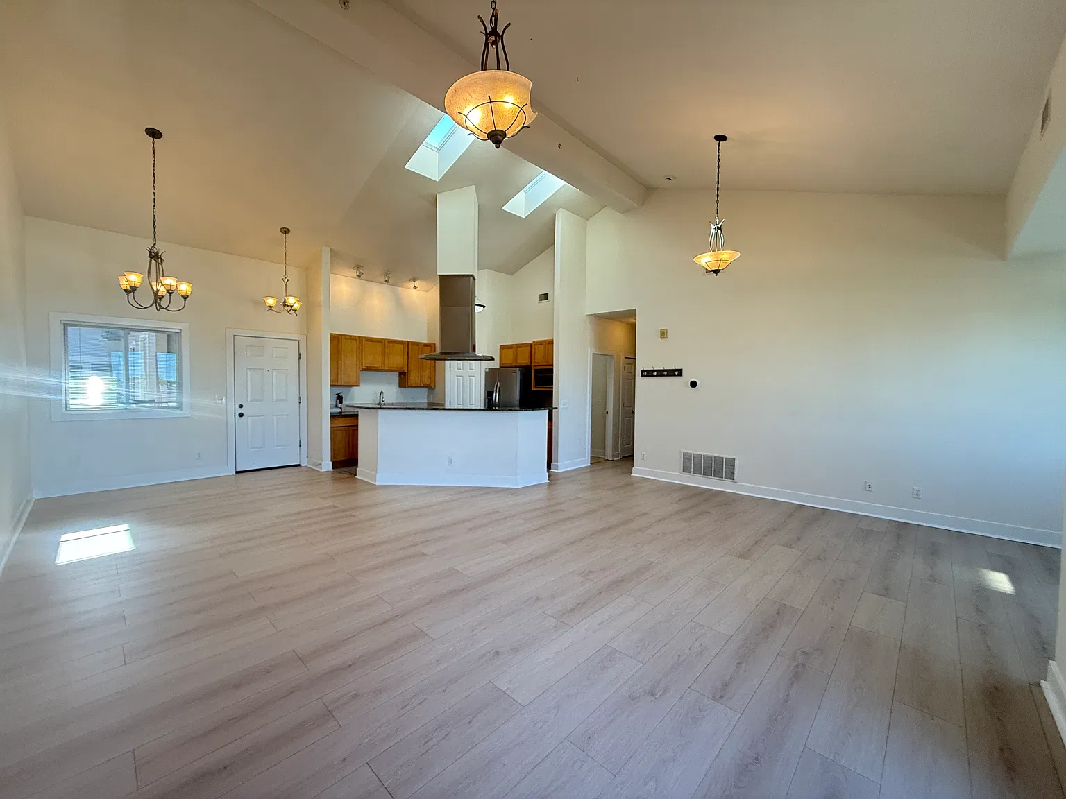 4 bed, 1600 sqft, $6,100 — Photo 3
