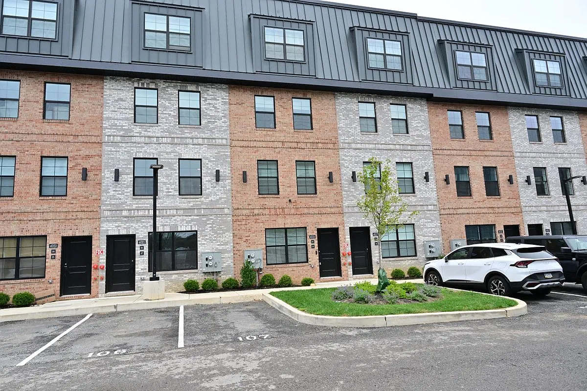 2 bed, 2.0 bath, 1100 sqft, $3,300 — Photo 1
