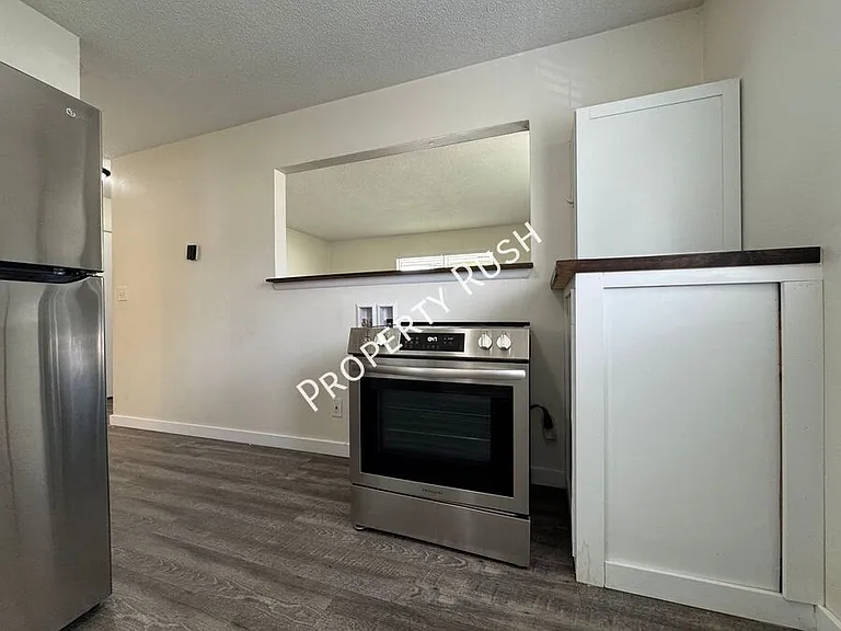 1100 S Willow St — Photo 5