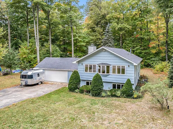 3870 E Shore Dr, Grawn, MI 49637