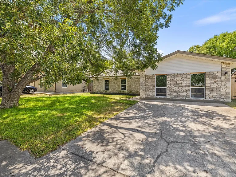 1111 Spearson Ln — Photo 4