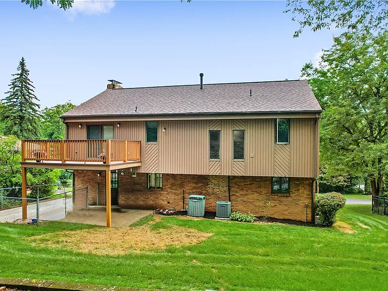 421 Clair Dr — Photo 2