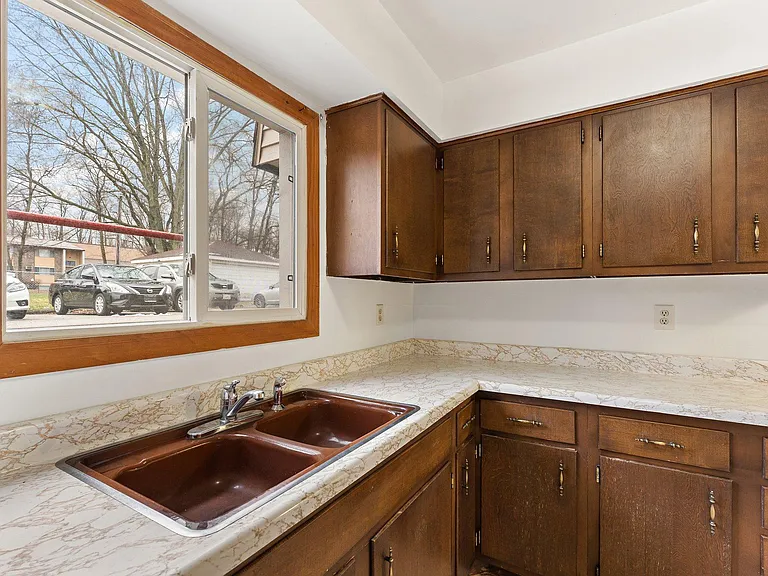 2588 Parkview St #4 — Photo 10