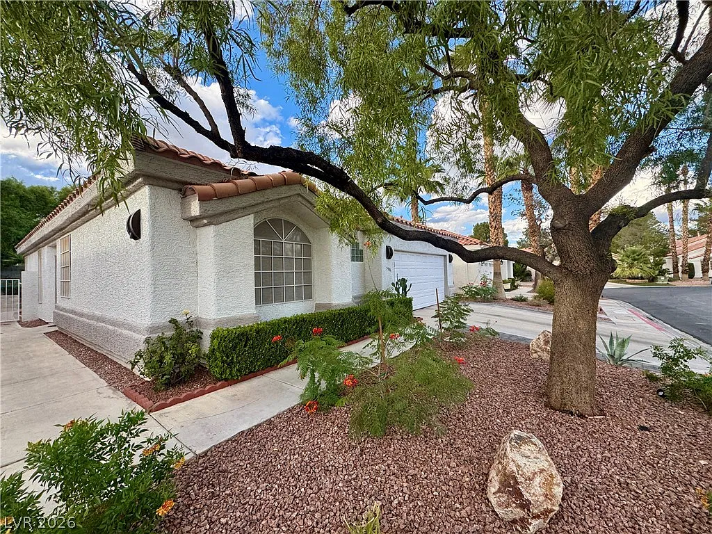 3 bed, 2.0 bath, 1742 sqft, $2,375 — Photo 3