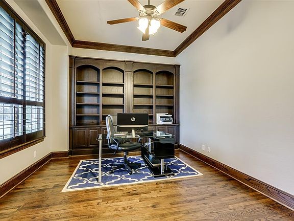 5th image of 7516 Longmont Ct