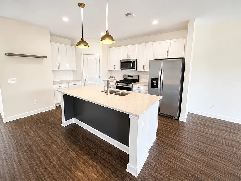 330 Ellis Ln — Photo 2
