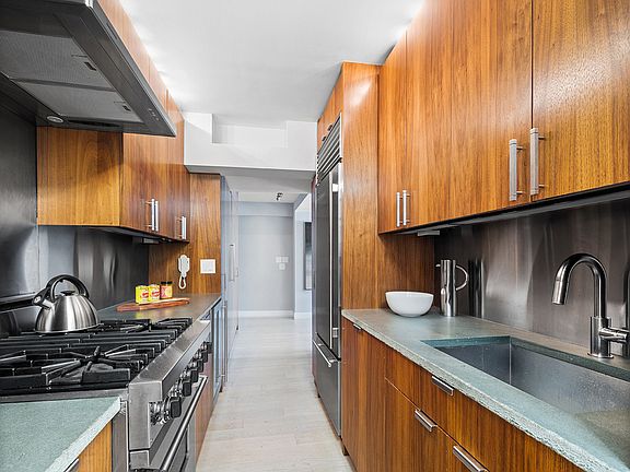 3rd image of 210 E 63rd St APT 14A