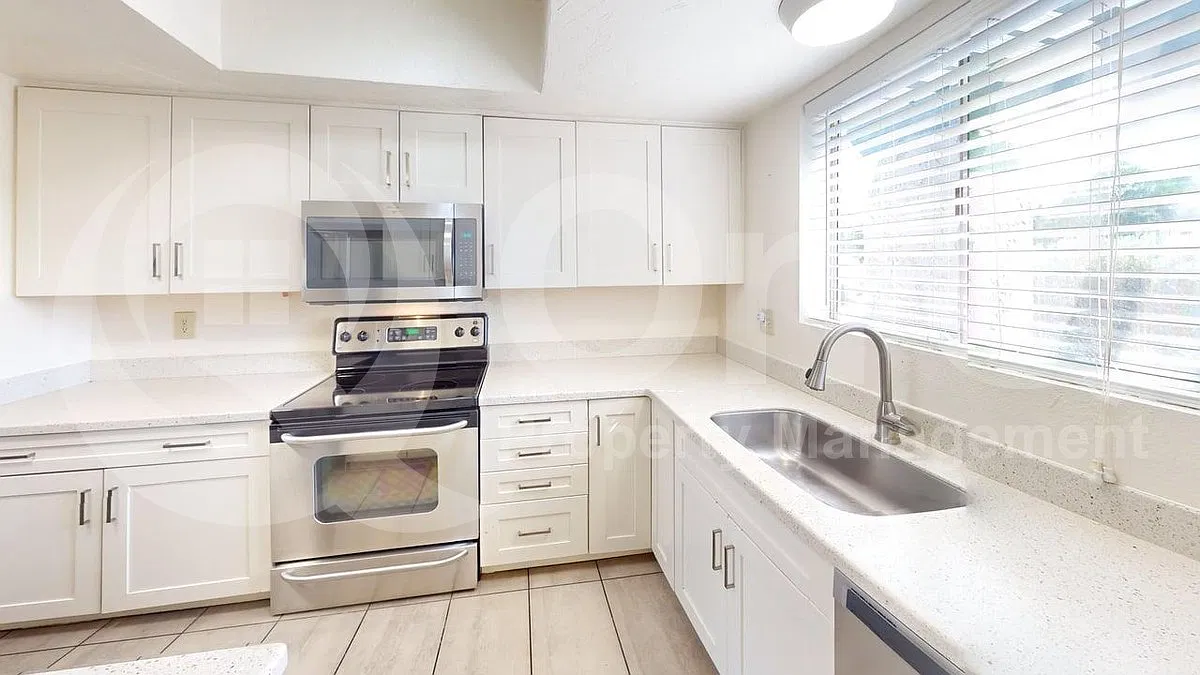 3 bed, 2.0 bath, 1295 sqft, $1,599 — Photo 4