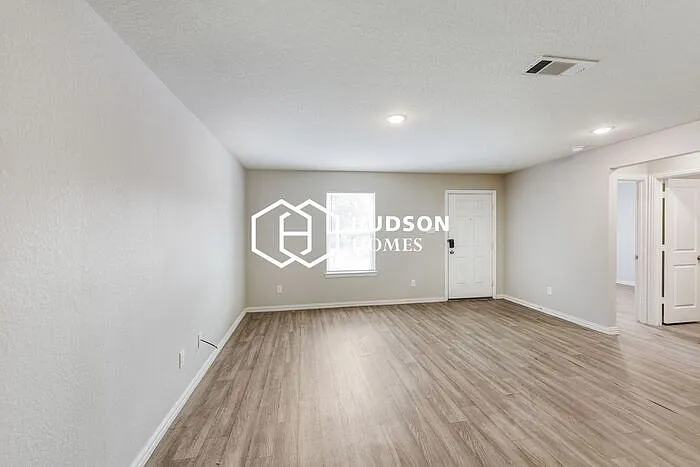 423 Armstrong St — Photo 3