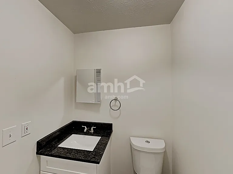 2558 S 75 E — Photo 10