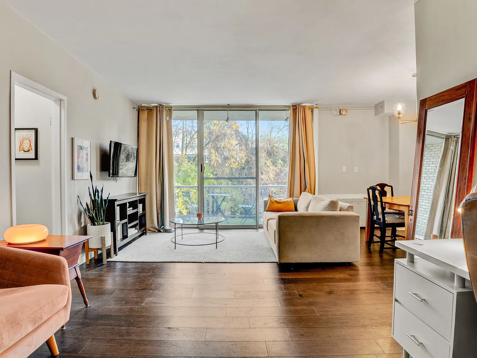 1 bed, 812 sqft, $2,400 — Photo 2