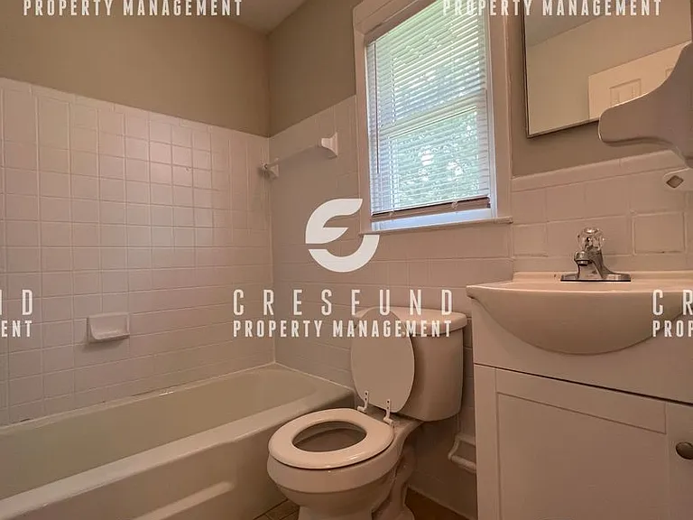 2nd Floor Spacious & Updated 1 Bed, 1 Bath Apartment — Photo 16
