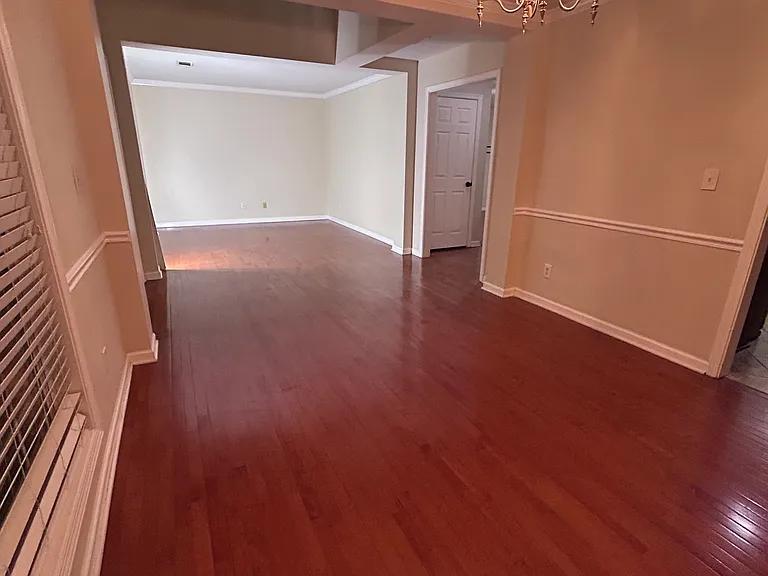 325 London Ln — Photo 4