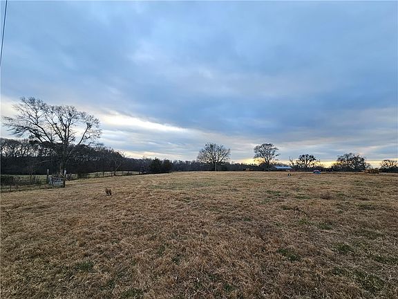 3rd image of 1 W Oak Hwy