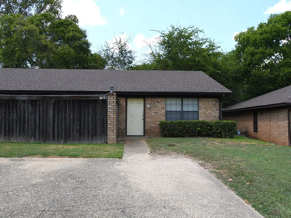203 Parklane Pl