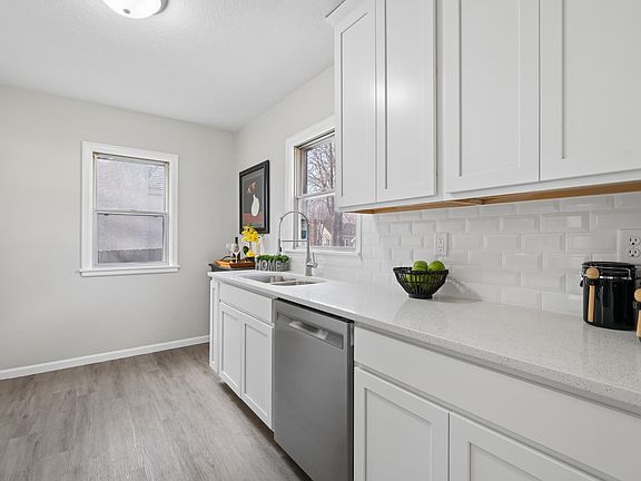 4th image of 3650 Queen Ave N