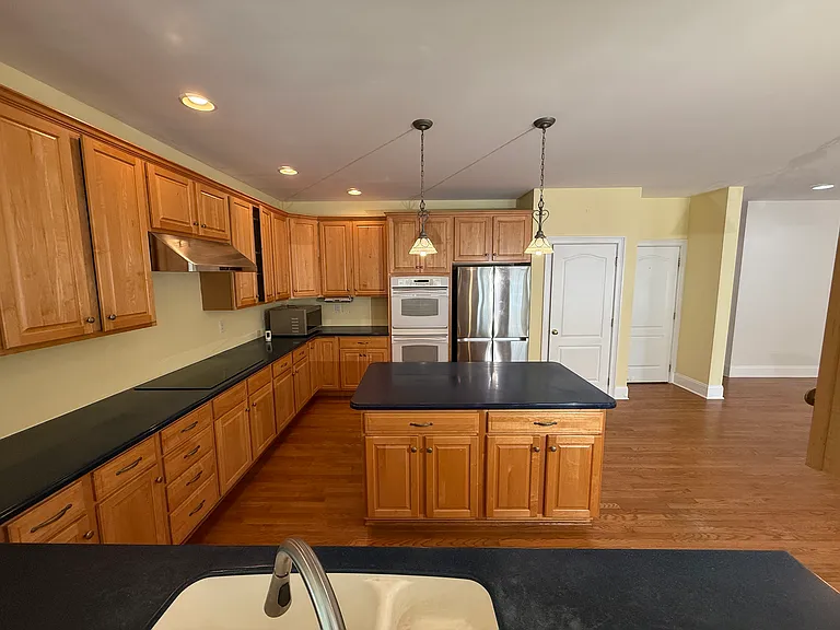 606 Winston Ln — Photo 16