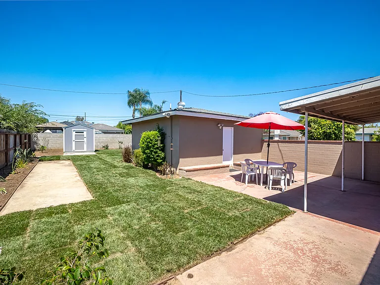 521 E Date St — Photo 32