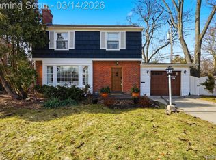 2211 Crooks Rd, Royal Oak, MI 48073