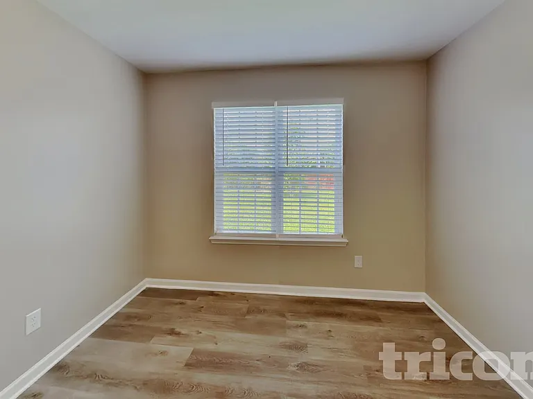 1402 Weston Ln — Photo 4