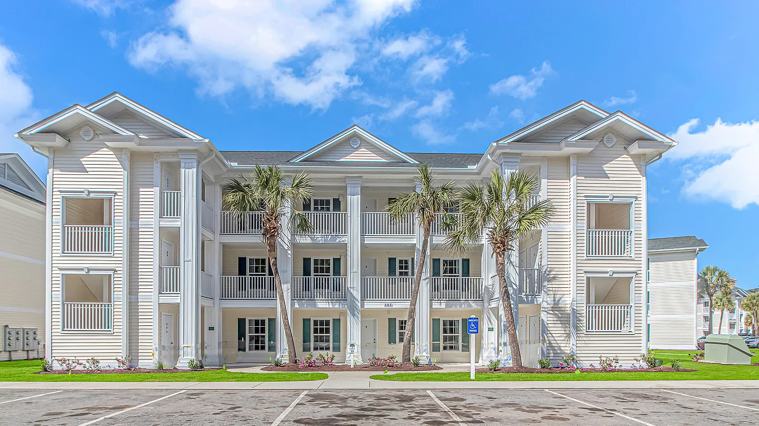 2 bed, 894 sqft, $1,590 — Photo 1
