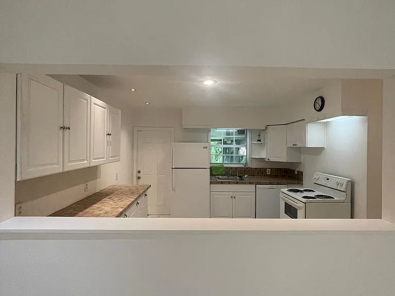 1005 SW 7th Ter — Photo 5