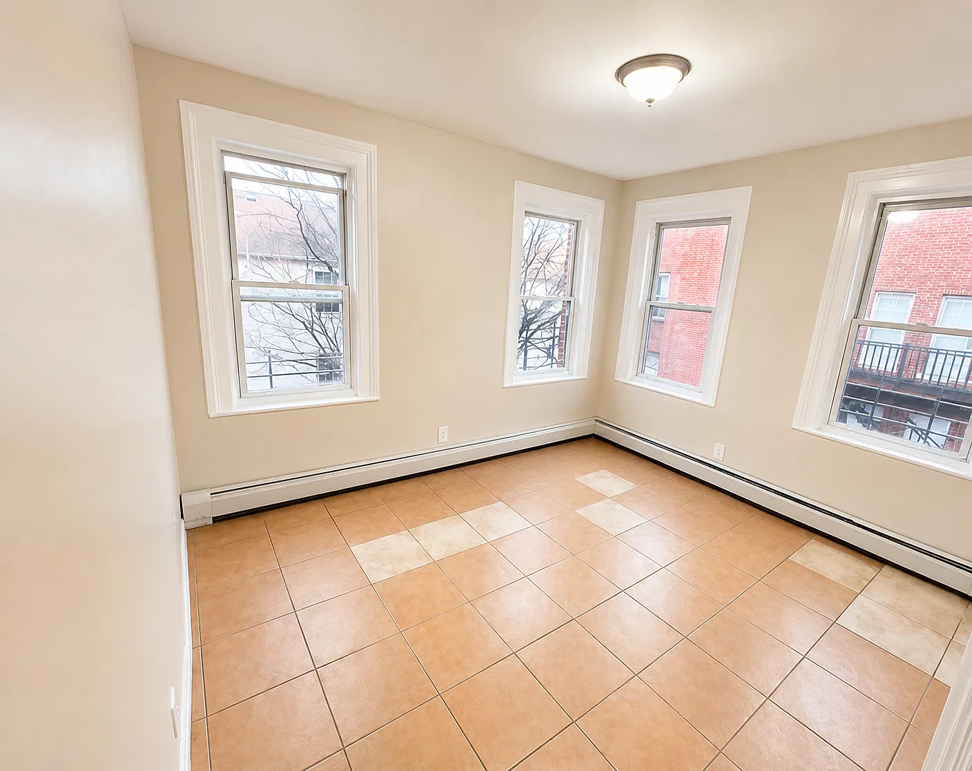 3 bed, 751 sqft, $2,100 — Photo 3