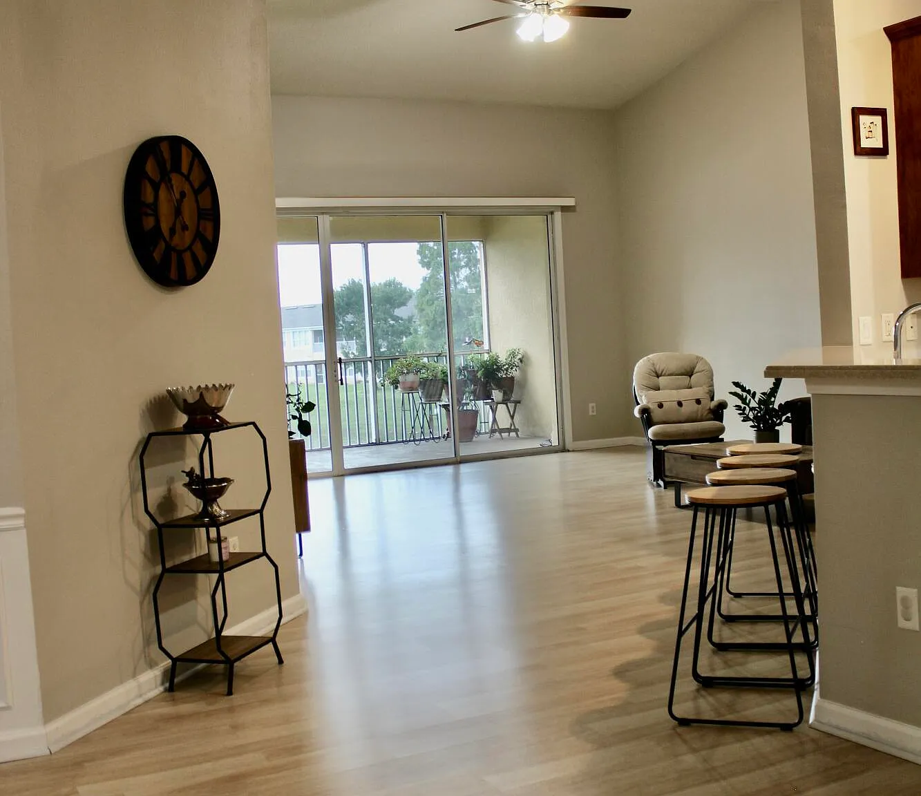 3 bed, 2.0 bath, 1857 sqft, $2,200 — Photo 3