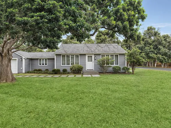 9 Gravel Hill Road, Hampton Bays, NY 11946