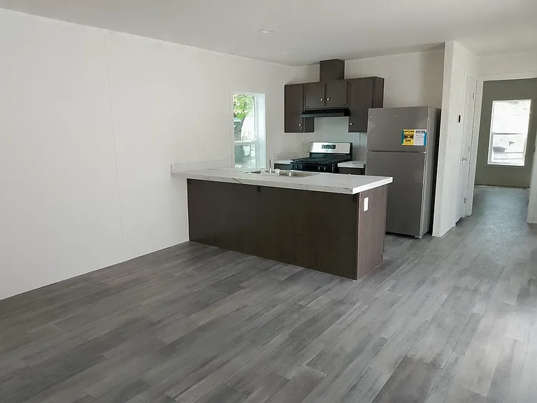 16 Alma Ln — Photo 2