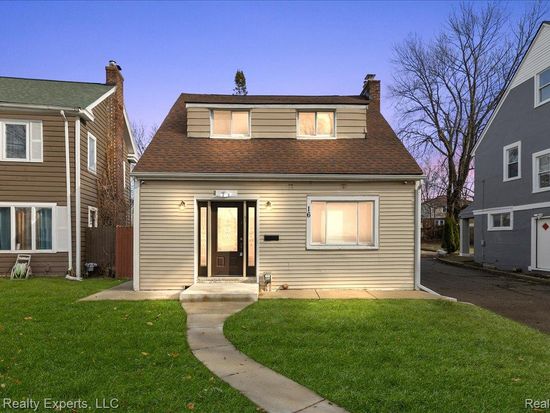 16 Utica Rd, Pontiac, MI 48341