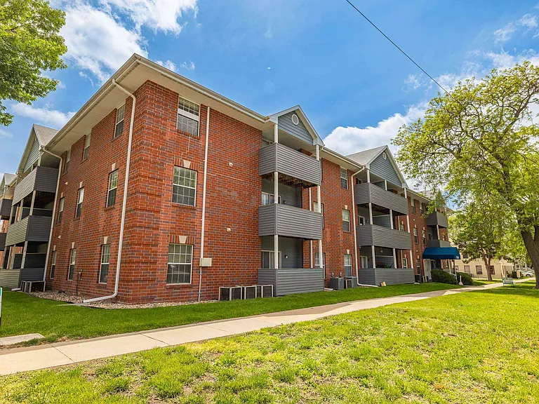 Cambridge Apartments — Photo 7