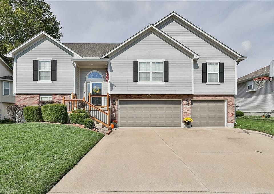 1st image of 1221 SE Scenic Dr