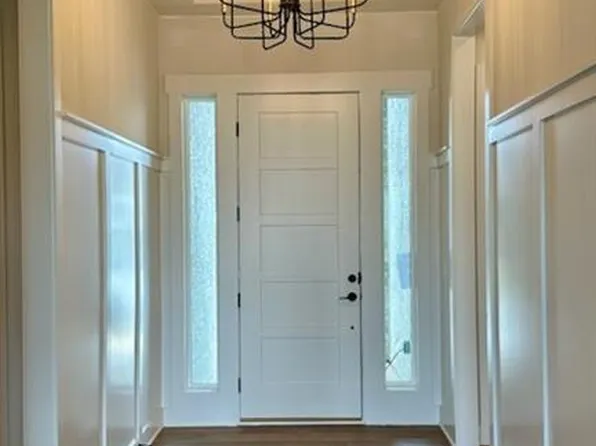 17408 Parkhill St, Overland Park, KS 66221