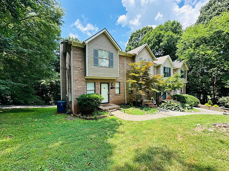 625 Shadywood Ln — Photo 1