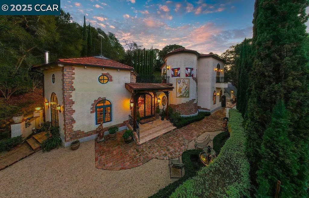 24 Moraga Via photo 1