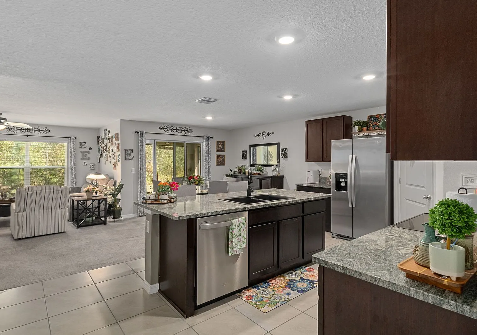Beautiful 4 Bedroom Home in Gated Golf Course Community — Photo 3