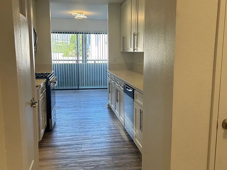 Glenoaks Apartments — Photo 12