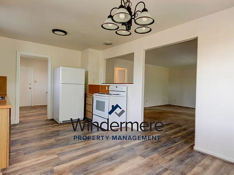 M1548: 865 N Oak Harbor St — Photo 4