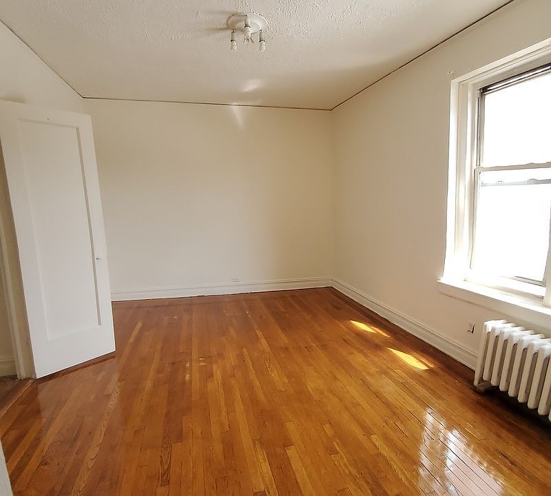 2nd image of 120 Kenilworth Pl APT 1C