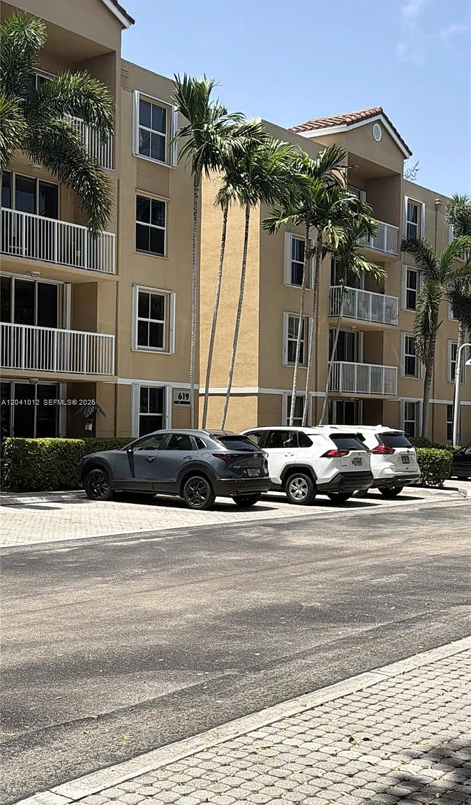 Sheridan Beach Club Condo — Photo 1