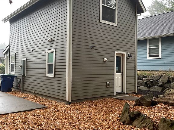 2nd image of 420 SE Oar Ave