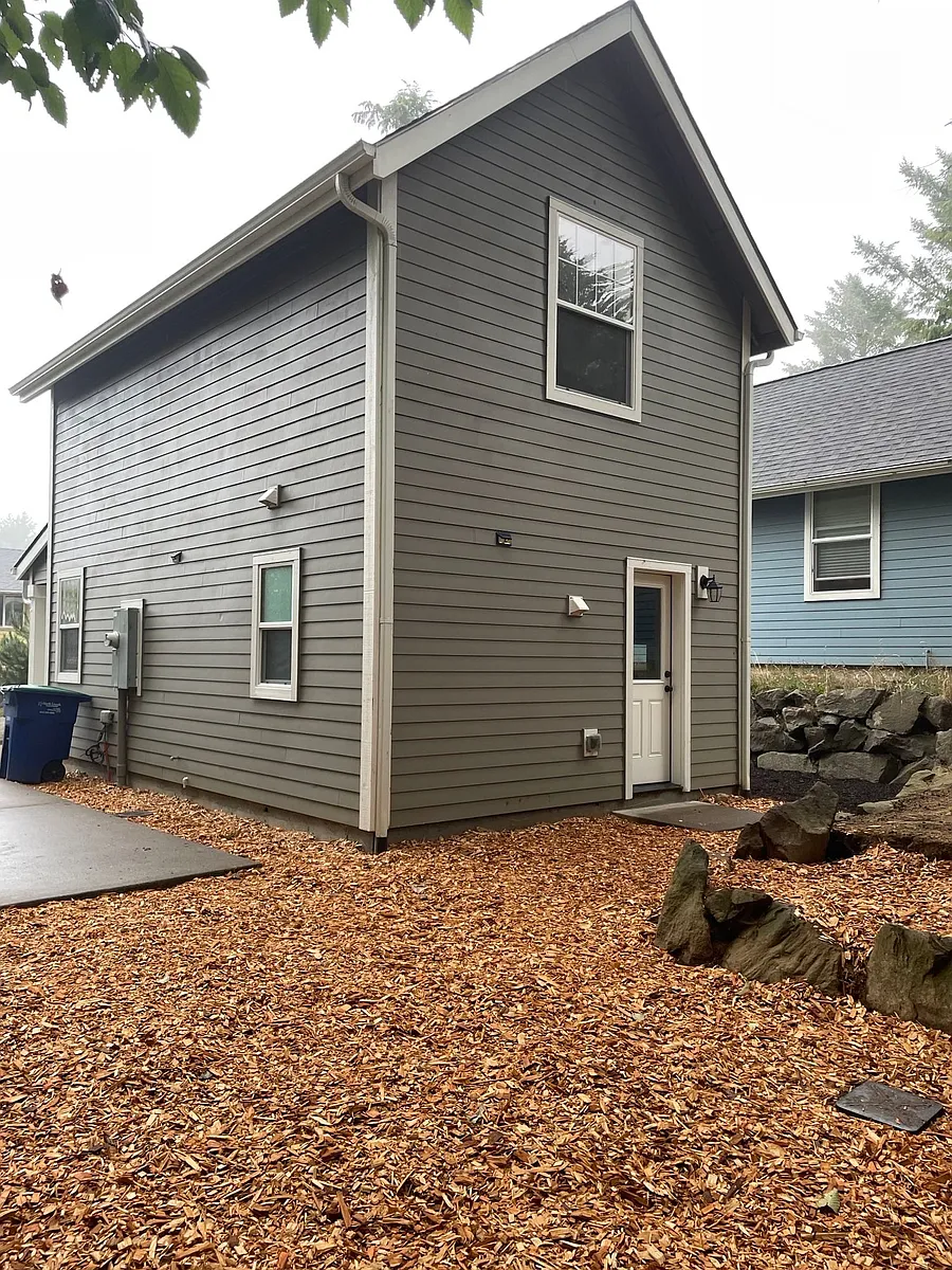 Building Photo - 420 SE Oar Ave