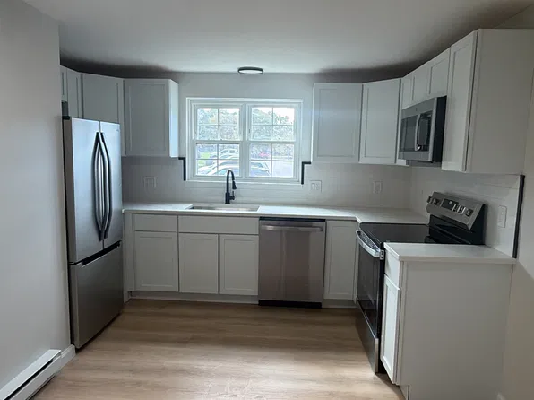 7 Maple Crest Cir, Holyoke, MA